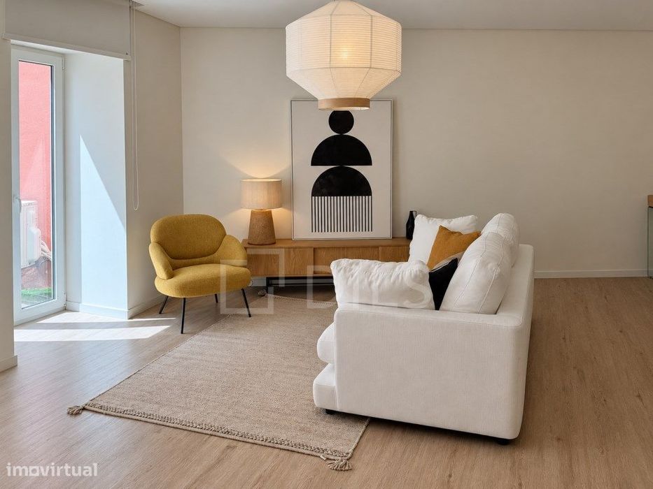Apartamento T1, mobilado, com terraço e 1 lugar de estacionamento