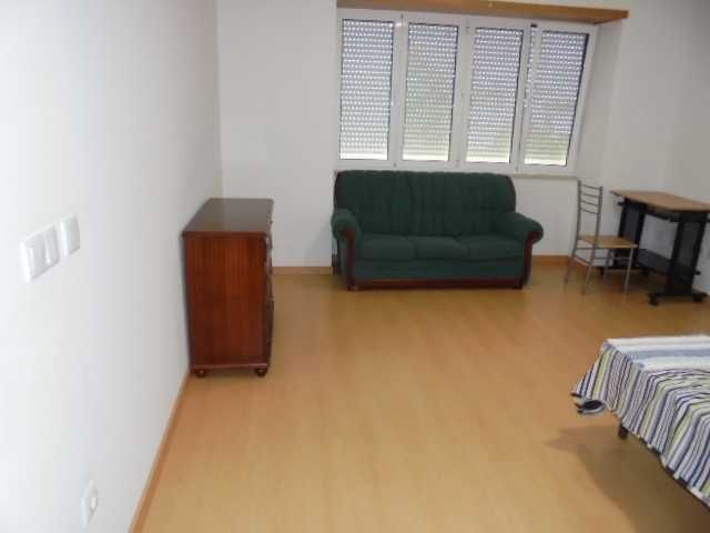 Celas, Rua António José Almeida, excelente T 1 c/aparcamento, disponível de imediato.
