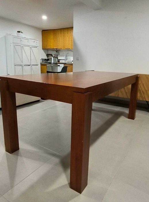 Conjunto de sala em madeira maciça de cerejeira. Mesa extensivel, estante e aparador/sapateira.