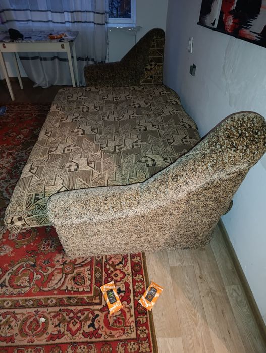 Продам диван, до дивану віддам пуфік та килим(на підлозі) Самовивіз