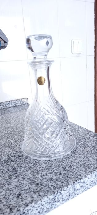 Garrafa de licor de cristal.