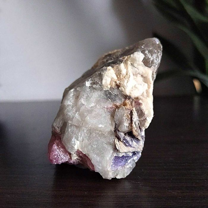 Турмалин рубелит кристаллы, молочный кварц, шерл, мусковит 155 грм.