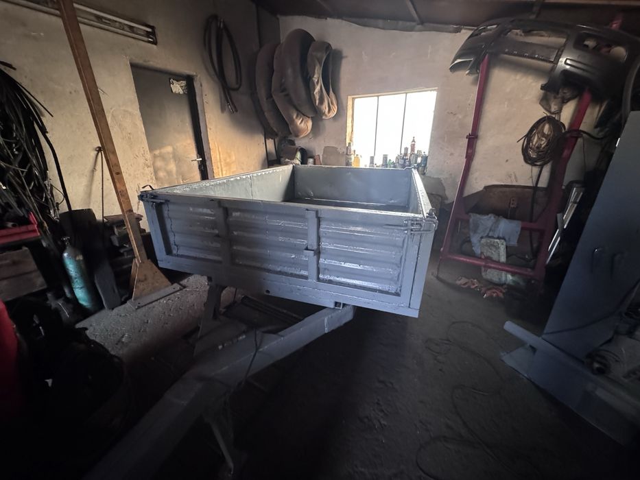 Przyczepa rolnicza z wywrotem, kiper.