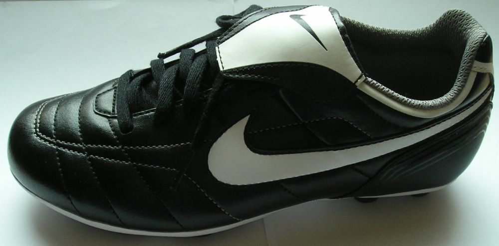 Buty piłkarskie - korki - NIKE Versatract - czarne rozmiar 38,0 - nowe