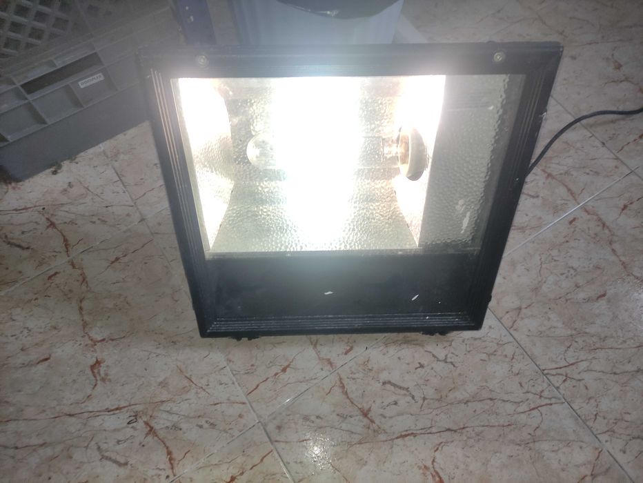 Foco industrial para várias funções