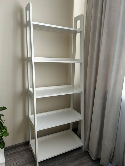 Biały regał na książki