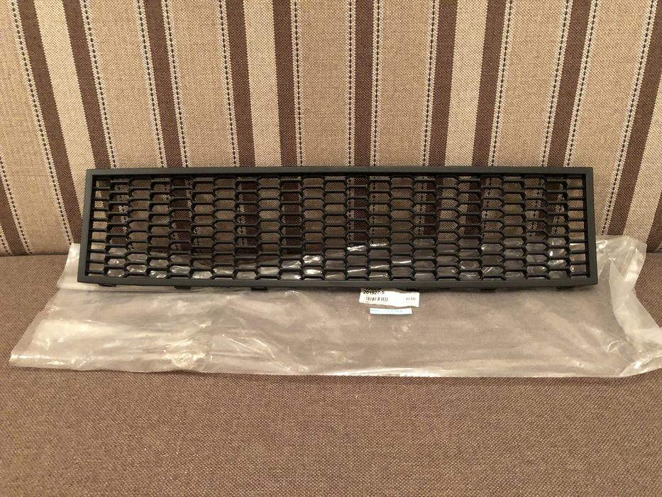 Решітка БМВ центральна переднього бампера на bmw 5 series