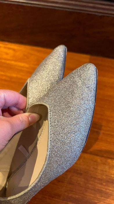 Sabrinas douradas brilhantes da Lefties