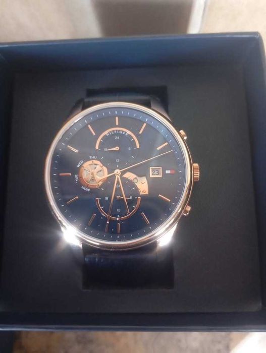 à venda:
relógio muito elegante da marca TOMMY HILFIGER.