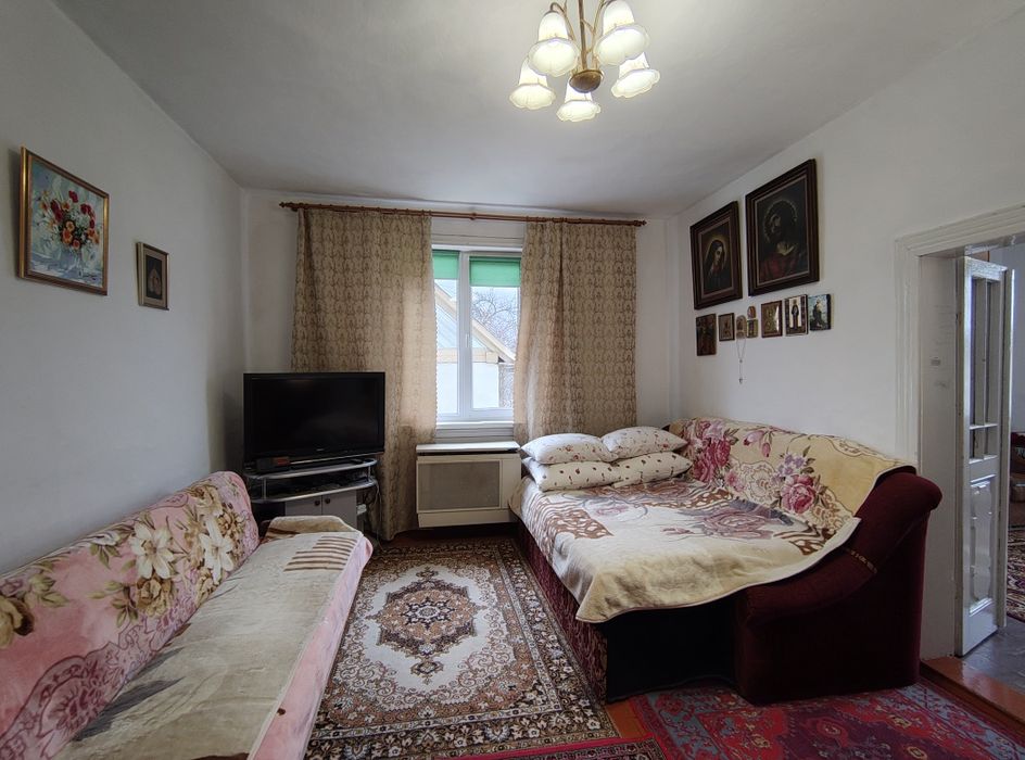 Затишний півособняк з усіма комунікаціями!