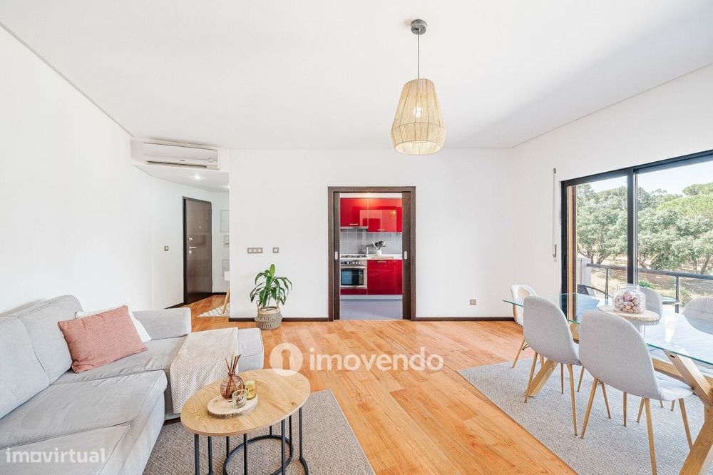 Apartamento T1 moderno, com varanda e áreas amplas, em Corroios