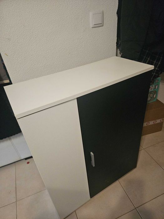 Dois moveis preto e branco