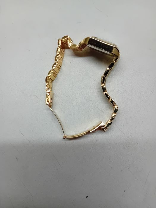 Relogio preto pulseira dourada