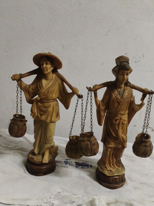 Par de Estatuetas Orientais Decorativas com Potes Suspensos