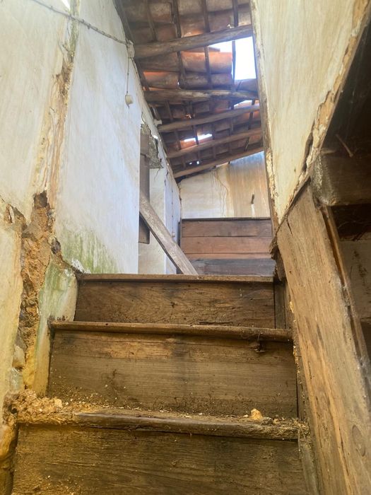 Casa em ruina com 2 pisos