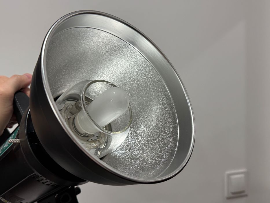 Lampa studyjna Quadralite Move 400 z softboxem i statywem, zadbany