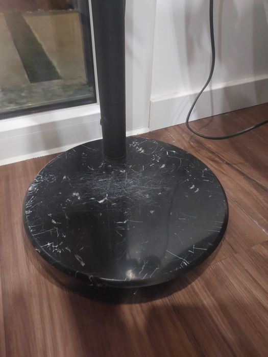Candeeiro preto com base em pedra