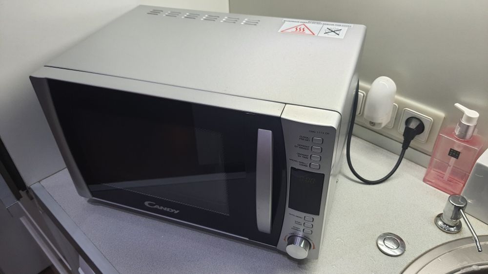Kuchenka mikrofalowa 700W z grillem 
CMG 1774 DS