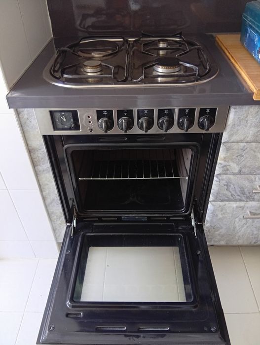 Placa com 3 bocas a gás e uma elétrica + forno elétrico