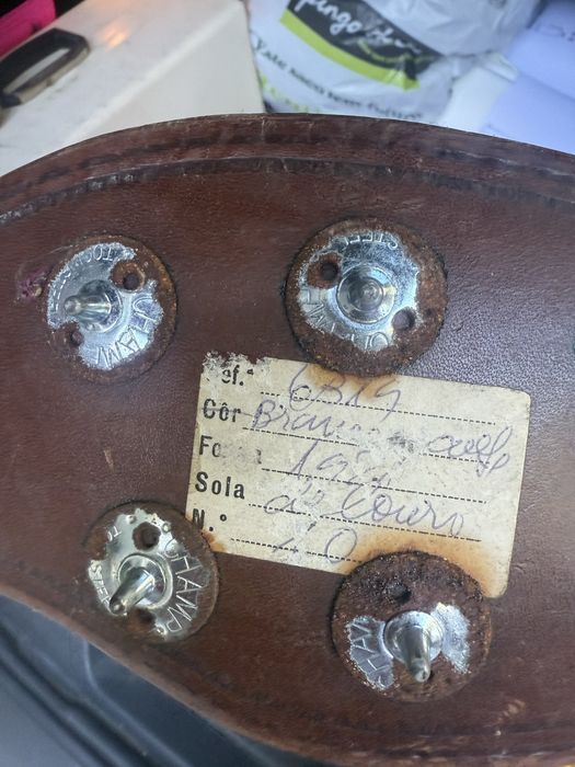 Sapatos de Golfe Vintage em Pele – Pitões Metálicos