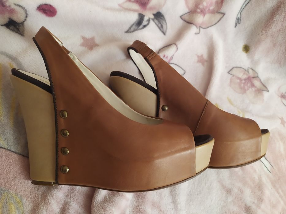 Sandały na koturnie Gino Rossi r.39