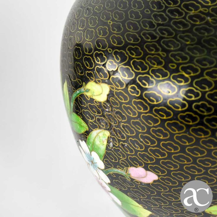 Par de Jarras em Cloisonné, decoradas com flores, circa 1960, N2