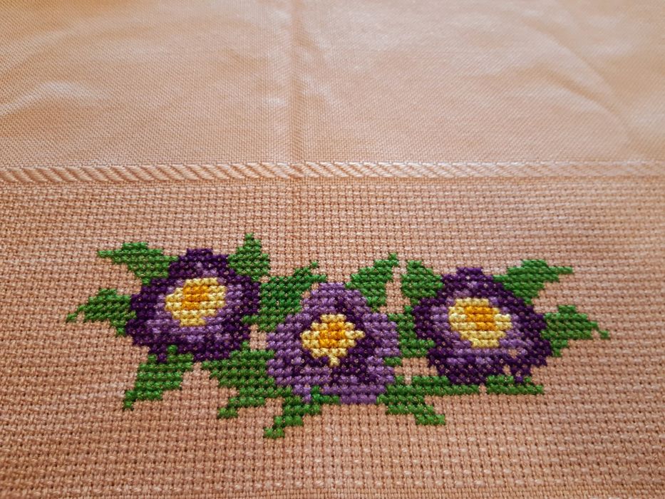 Toalha antiga rosa bordada a mão com amores perfeitos nova