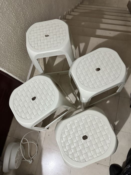 4 bancos de plástico