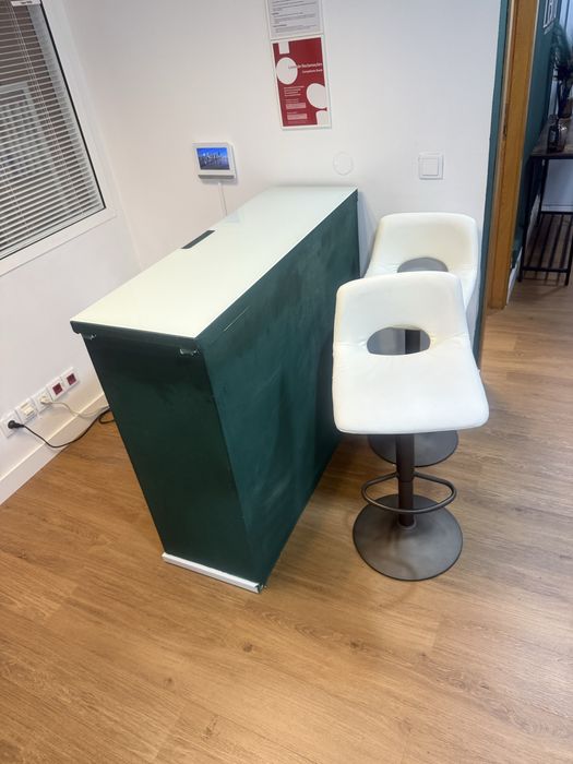 Balcão para clinica com tampo de vidro