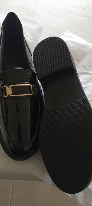 Sapatos pretos novos