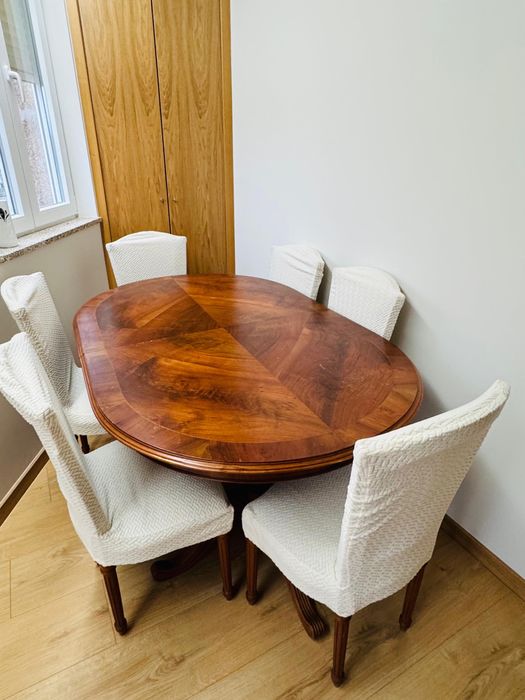 Mesa de madeira extensiva + 6 caderias