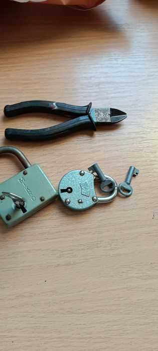 Szczypce do cięcia przewodów Z PRL-u i dwie kłódki