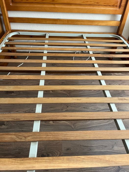 Vendo Urgente e barato cama casal madeira com estrato 140/195 100€