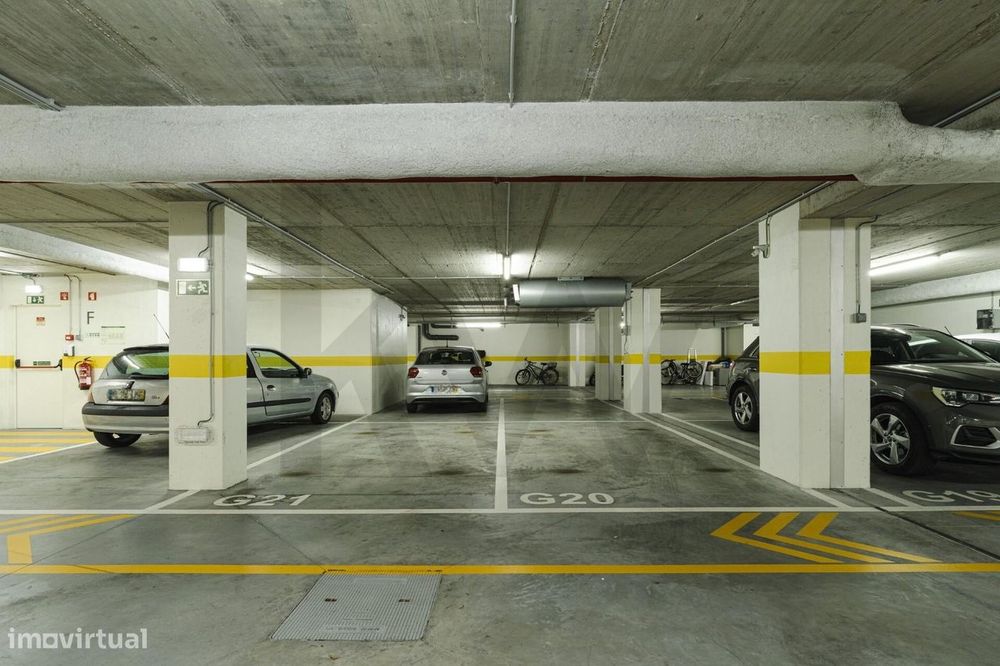 T2 com suite, varanda e 2 lugares de garagem — Condomínio com piscina,