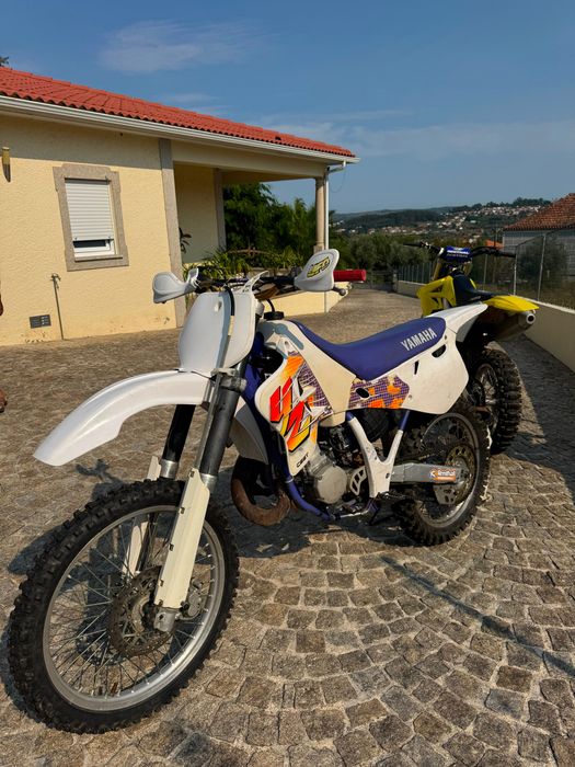 Duas motas de cross suzuki e yamaha