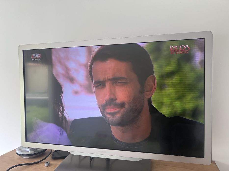 Tv philips led série 7000, com riscos na imagem.