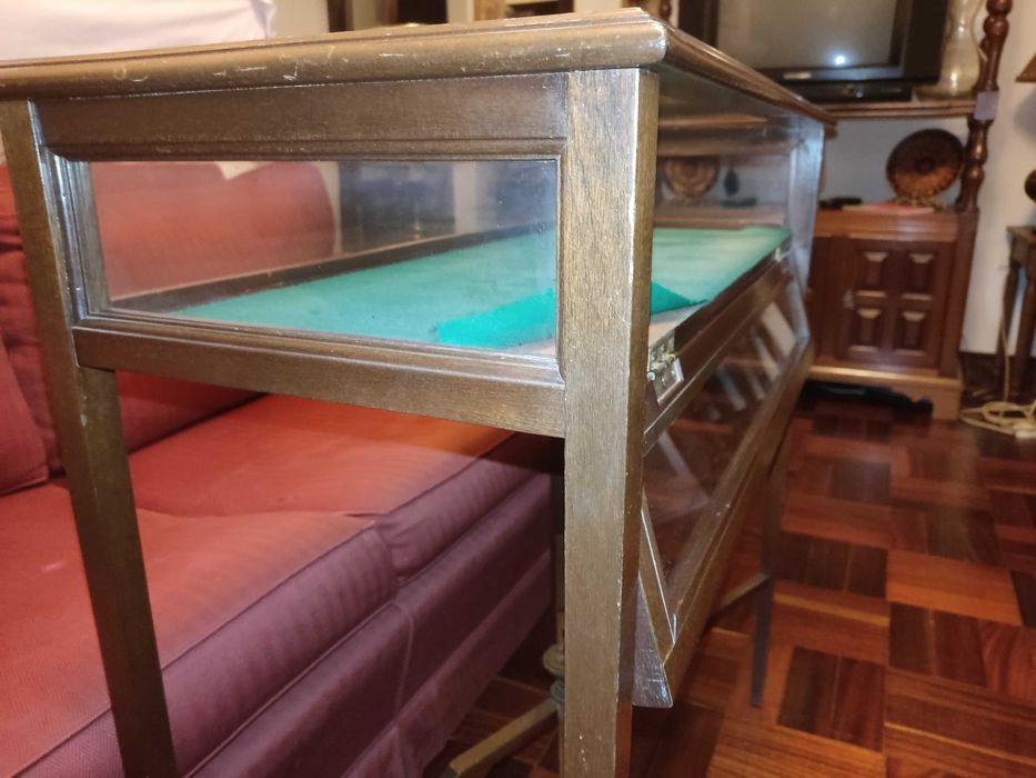 Vitrine estilo Dª Maria para Colecionismo/Decoração