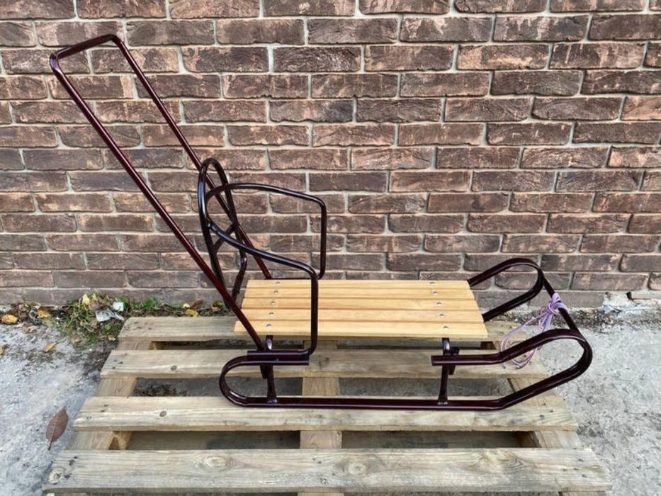 Зимові санчата. Санки