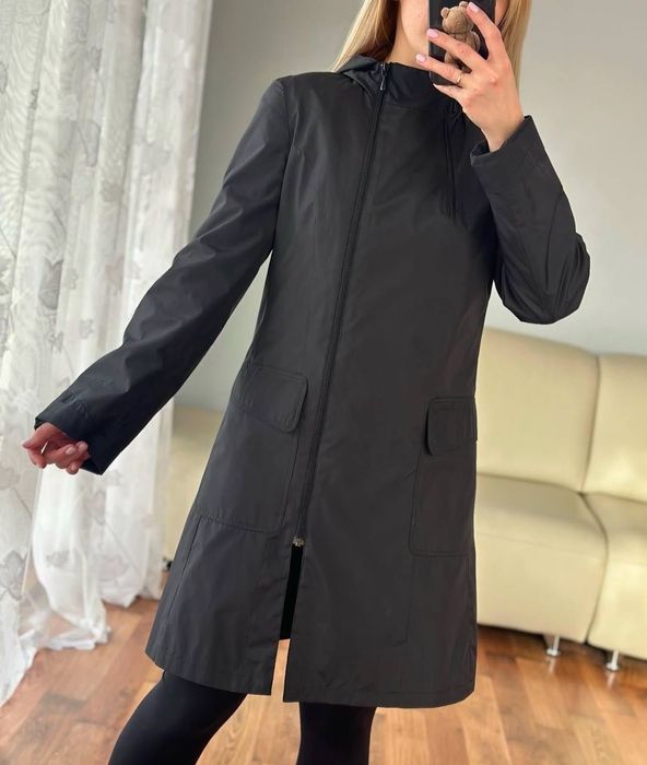 Чорний дощовик на замок