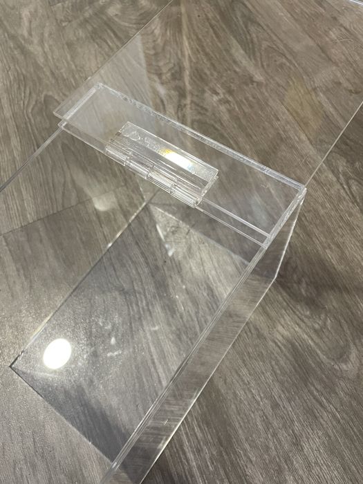 Dispensador em acrílico com dobradiça