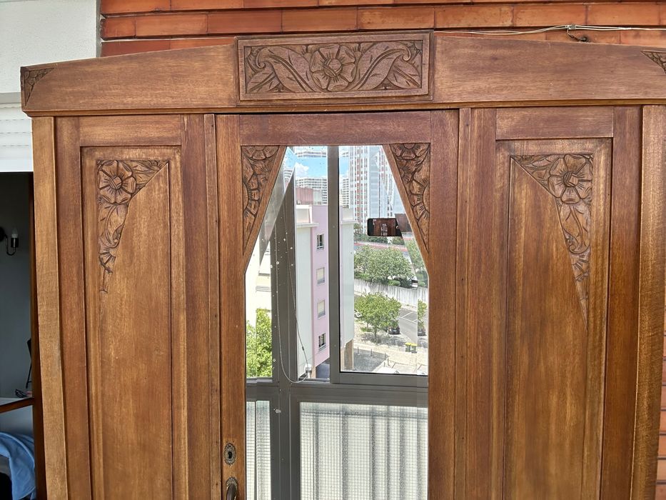 Roupeiro de madeira vintage (200 cm x 123 cm x 52.5 cm)