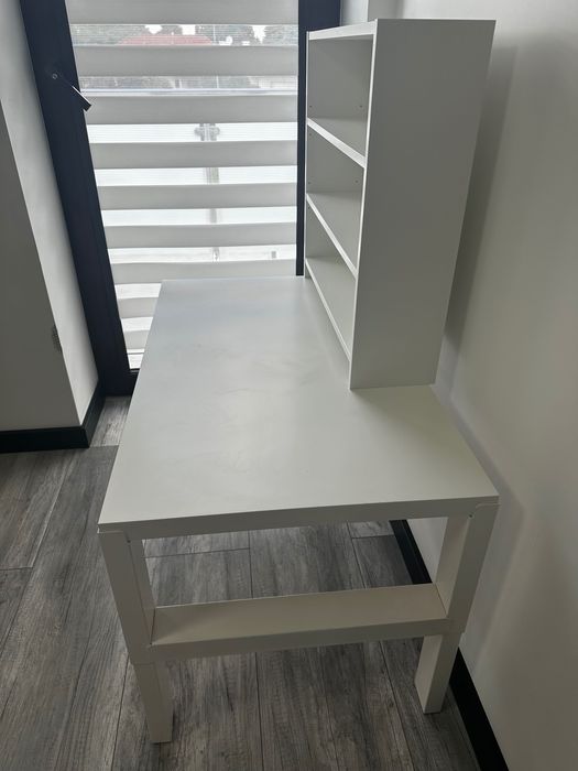 Biurko dziecięce Ikea z półkami