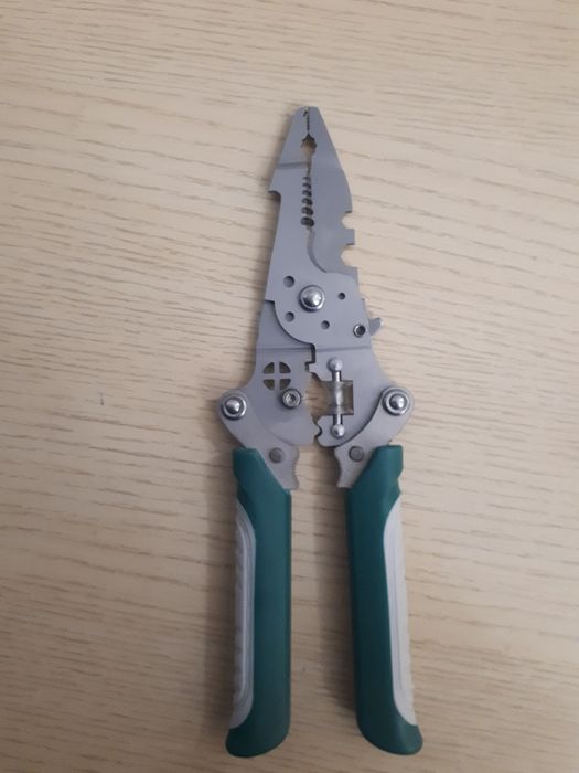 Плоскогубцы для электрика