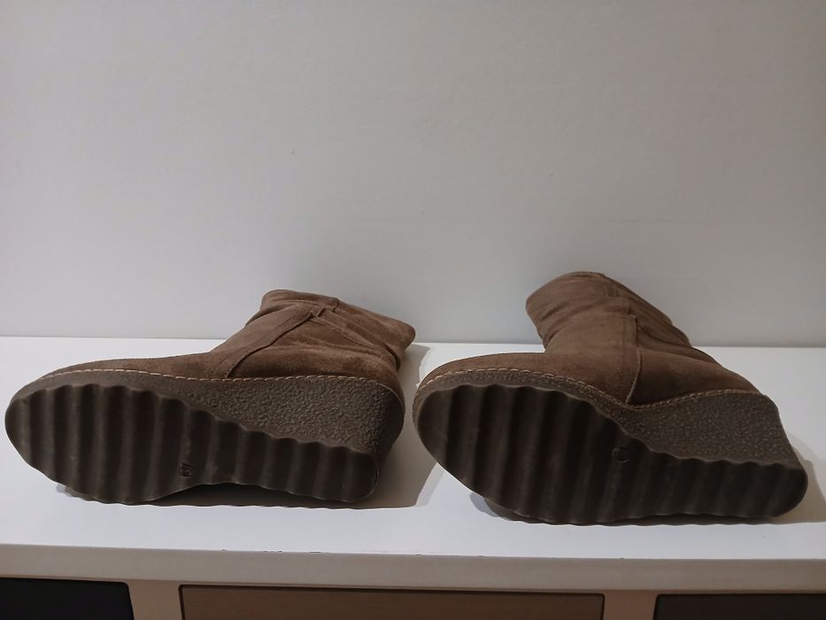 Botas de camurça castanho claro