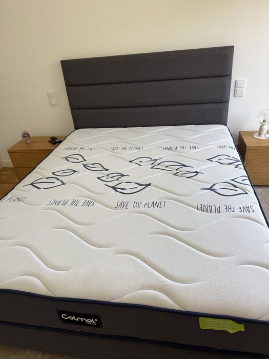 Cama, colchão e mesas de cabeçeira
