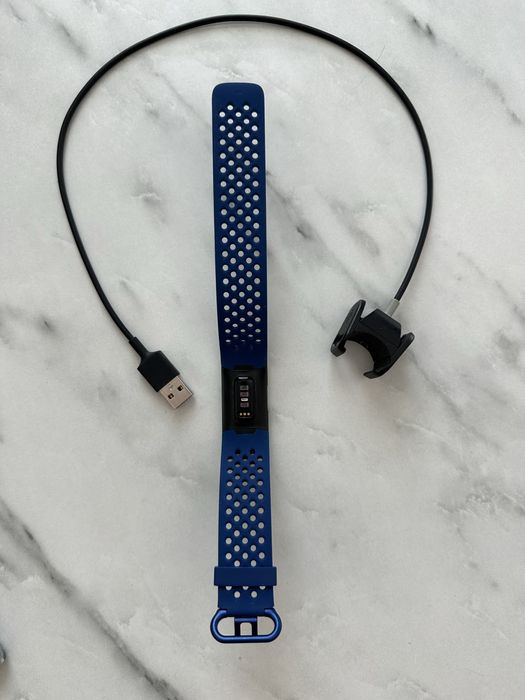 Fitbit Charge 4 z opaska