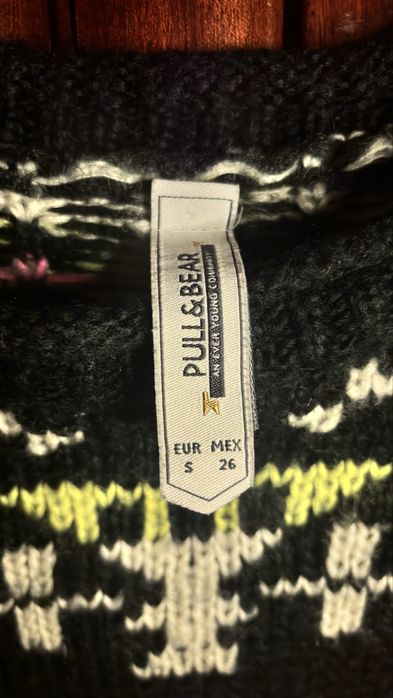 Camisola de malha preta com padrão multicolor