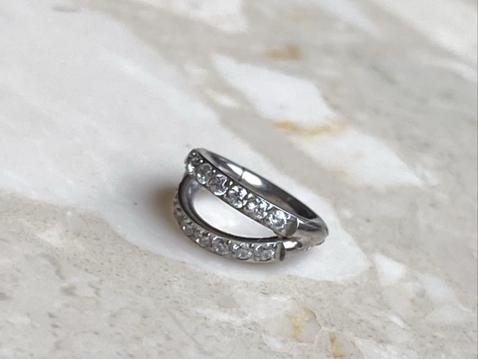 Unisex kolczyk 6 mm piercing 16 G podwójne kółko segment Tytan