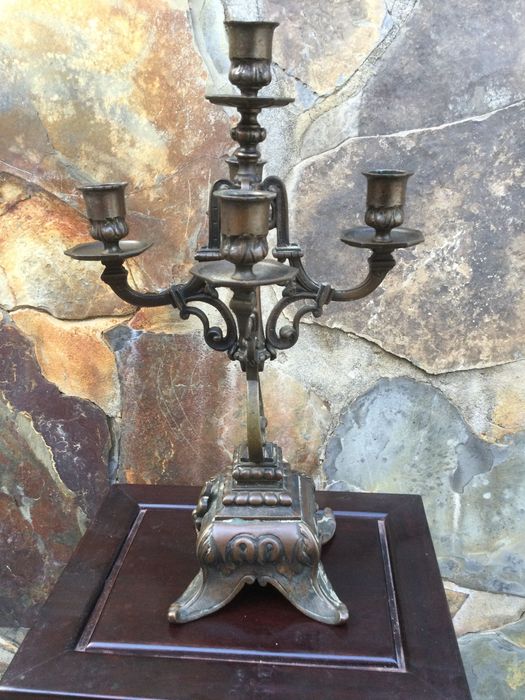 Candelabro Gótico Bronze séc XIX 39 cm Altura 2,700 kg de peso