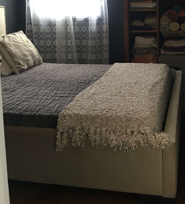 Doar: cama linda com boa estrutura a precisar de ser reestofada